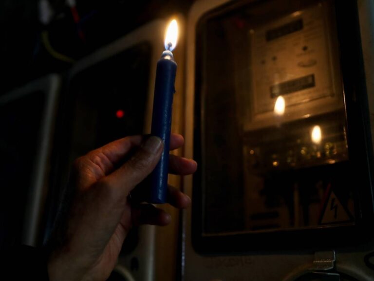 El Gobierno de Daniel Noboa decidió reducir los cortes de luz de 12 a 8 horas al día
