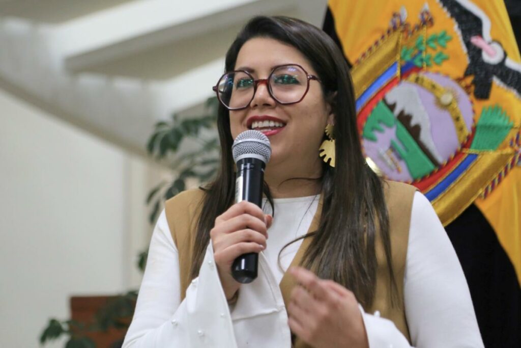 Exministra de Energía denuncia persecución política en Ecuador y explica su ausencia en juicio político