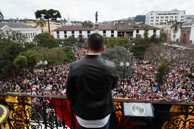 Quito (Pichincha), 05 de enero del 2025.- El presidente de la República, Daniel Noboa, saludó con ciudadanos que se dieron cita en la Plaza de la Independencia para apoyar su gestión gubernamental. En unas cortas palabras, el Mandatario recordó que debemos resguardar la democracia y la dignidad. Foto: Isaac Castillo / Presidencia del Ecuador.