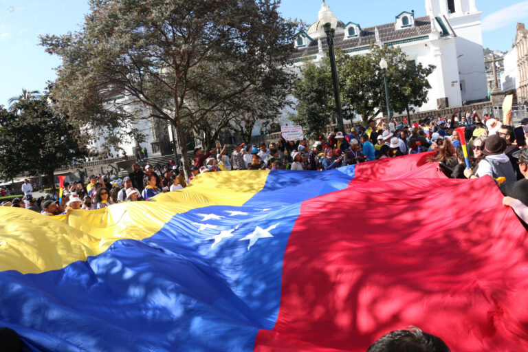 Varios ciudadanos de Venezuela protagonizan un plantón en frente del Palacio de Carondelet, a la espera del saludo de su presidente electo Edmundo González.