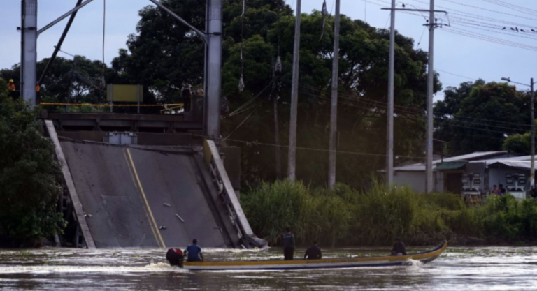 Recuperan el primer cuerpo de los desaparecidos tras colapso del puente de Daule