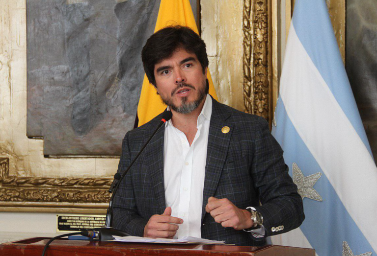 El ministro José de la Gasca durante la rueda de prensa de este 14 de marzo de 2025 desde Guayaquil.