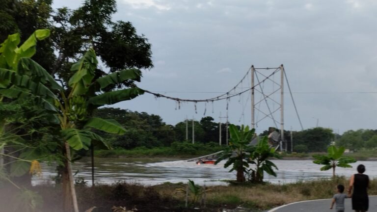 Vehículos caen al río tras colapso de puente en Daule