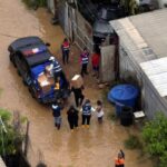 Calle inundada por lluvias en Ecuador, fotografía de archivo