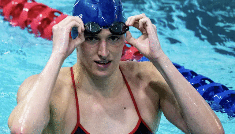 El caso de la nadadora transgénero Lia Thomas, que rompió récords universitarios, abrió la polémica en EE.UU. cuando un grupo de 16 integrantes del equipo femenino de natación solicitó su exclusión de las competencias, argumentando que la atleta trans tenía ventajas biológicas. (Archivo 08.01.2022)