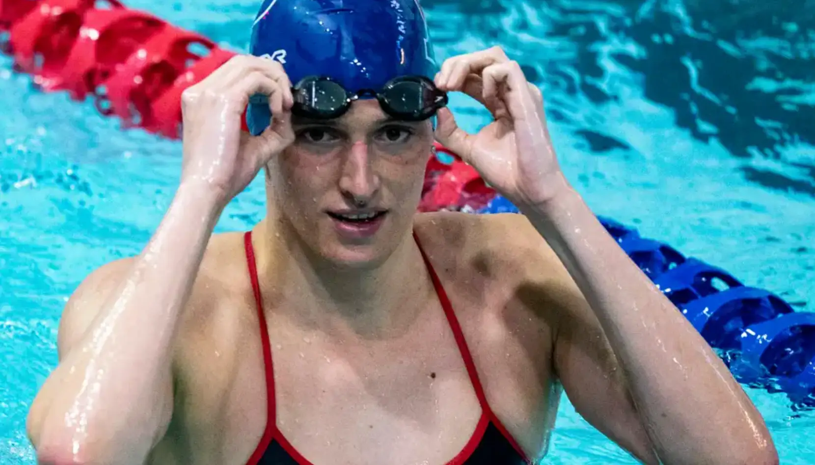 El caso de la nadadora transgénero Lia Thomas, que rompió récords universitarios, abrió la polémica en EE.UU. cuando un grupo de 16 integrantes del equipo femenino de natación solicitó su exclusión de las competencias, argumentando que la atleta trans tenía ventajas biológicas. (Archivo 08.01.2022)