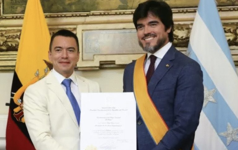 José De La Gasca recibió una condecoración por parte del presidente Daniel Noboa en el marco de la conmemoración de la fundación de Guayaquil. (Foto: Presidencia de Ecuador).