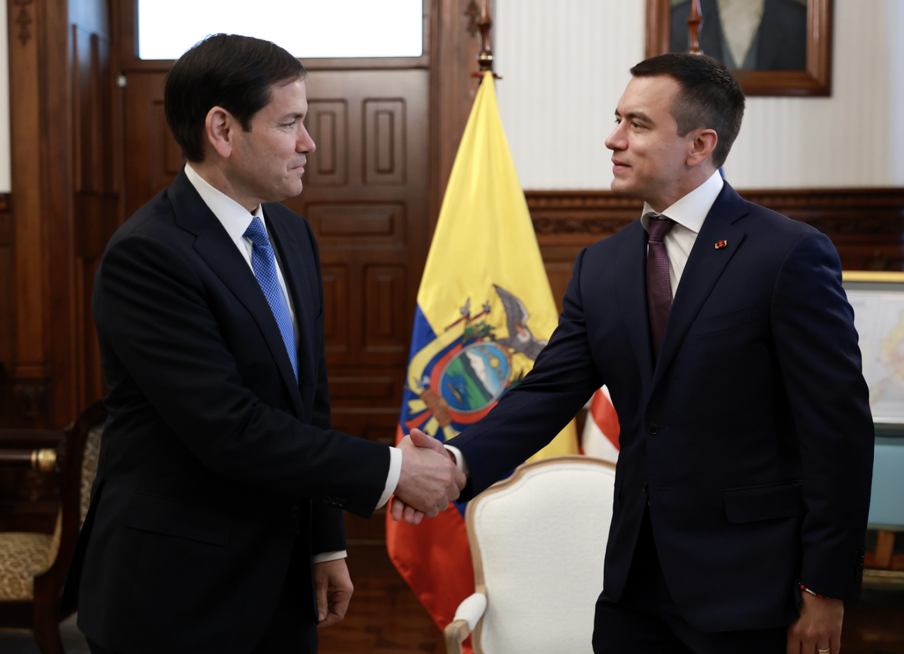 Ecuador acuerda recibir hasta 300 deportados al año tras visita de Marco Rubio