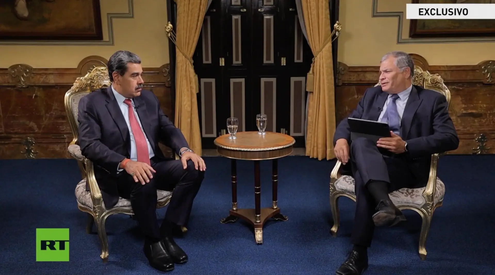 El prófugo Rafael Correa reaparece en Venezuela para entrevistar al dictador Maduro