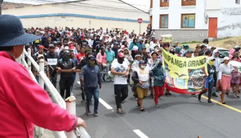 Integrantes del pueblo Karanki en una marcha en Ibarra, como parte de las acciones de la FICI, organización que agrupa también a los pueblos Natabuela, Kayambi, Otavalo e Imantag