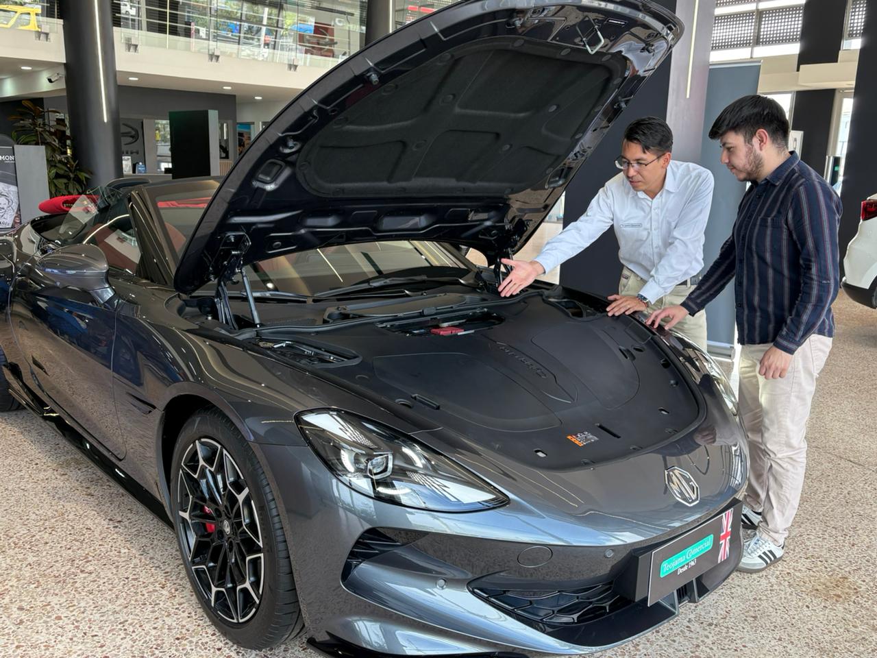 CÓMO LOS CONDUCTORES DE VEHÍCULOS HÍBRIDOS PUEDEN OPTIMIZAR COSTOS Y ALARGAR LA VIDA ÚTIL DE SUS AUTOS