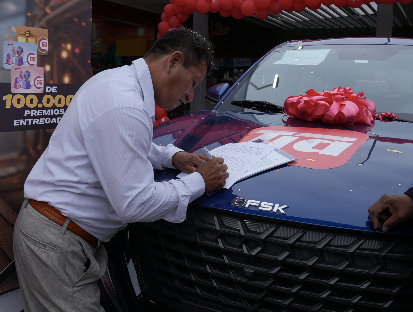 ¡Supermercado sorprende a sus clientes al entregar premios que transforman vidas justo en temporada navideña!