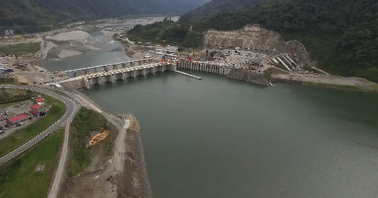 Colombia ordena suspender ventas privadas de electricidad a Ecuador