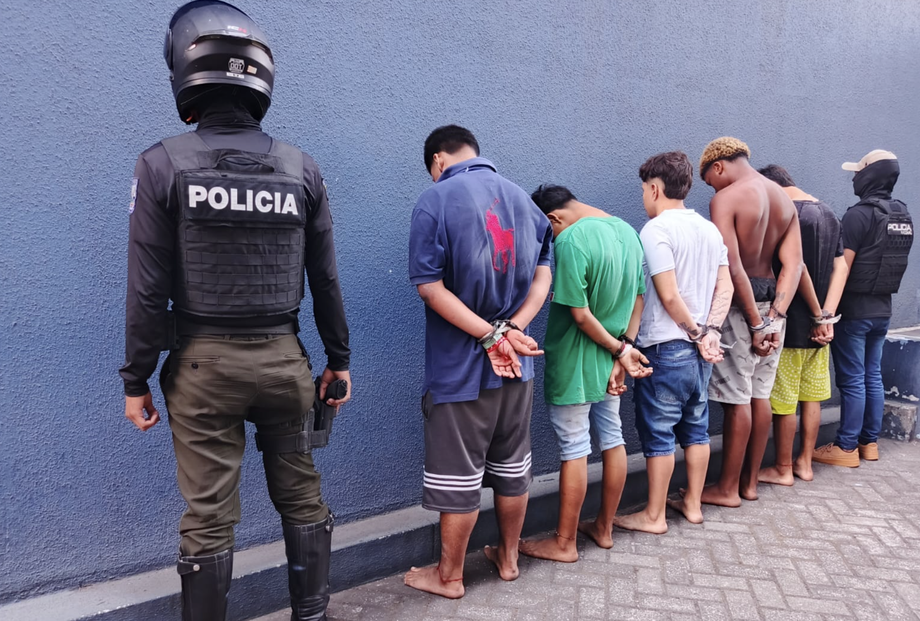 Niños y adolescentes atrapados en nuevas redes del crimen organizado en Ecuador