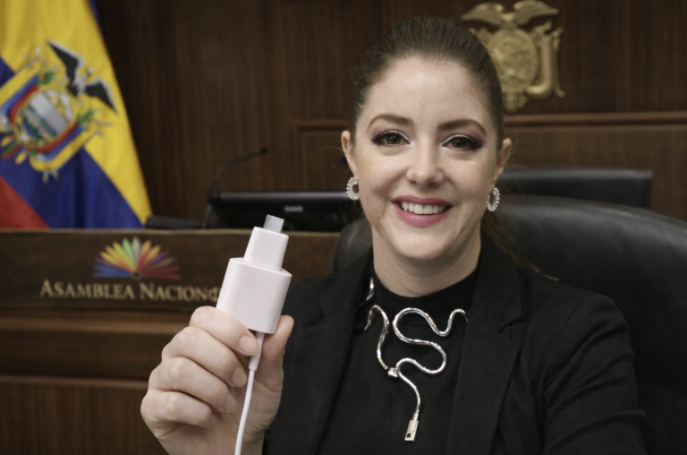 Ya apareció el cargador de Mónica Palacios