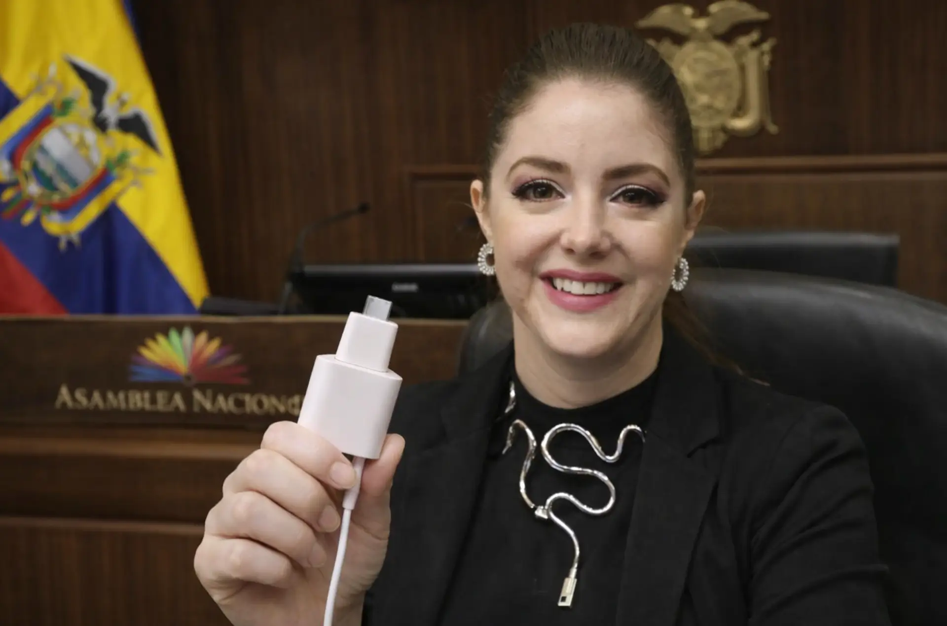 Ya apareció el cargador de Mónica Palacios