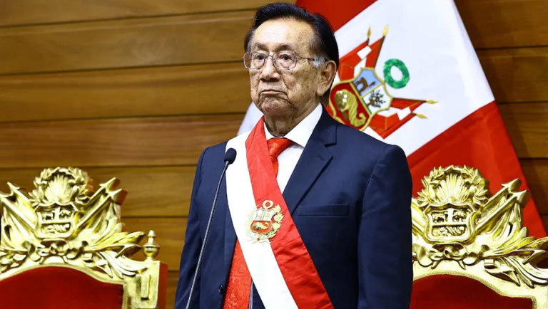 El congresista peruano José María Balcázar luciendo la banda presidencial durante una sesión solemne en el Congreso de la República del Perú.