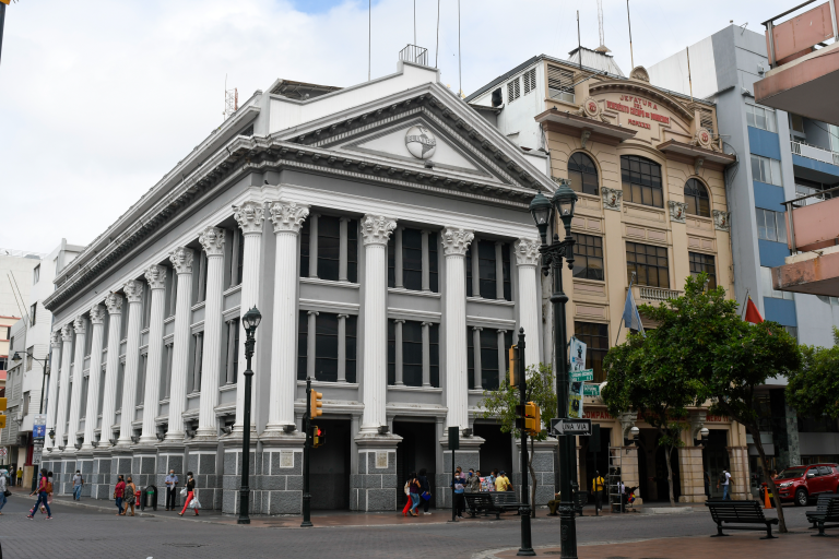 Sede del diario El Universo en Guayaquil, ubicada en el centro de la ciudad.