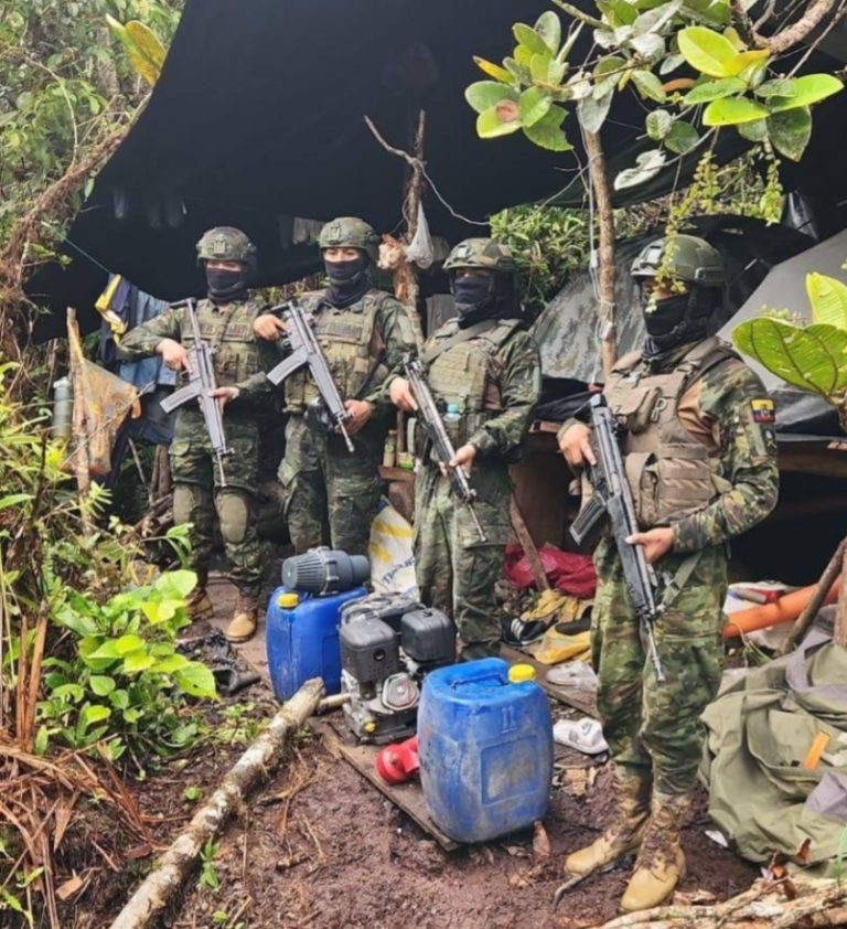 Las Fuerzas Armadas del Ecuador ejecutaron el desmantelamiento de maquinaria y campamentos destinados a la minería ilegal.