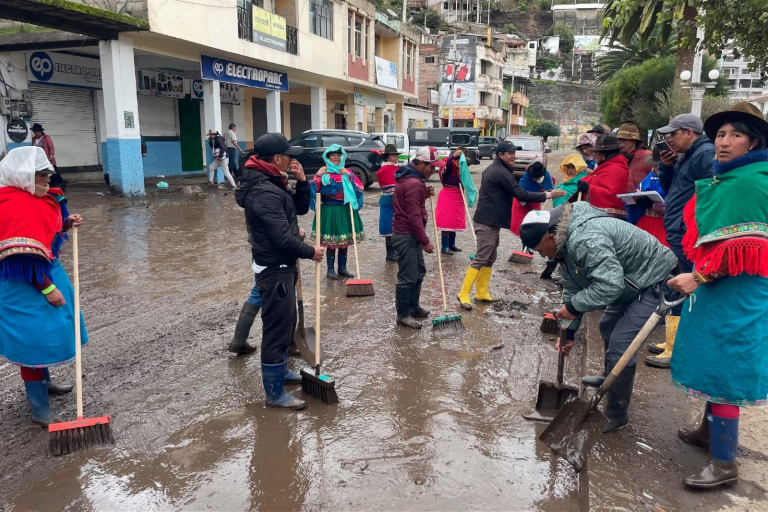 Habitantes de Alausí realizan una jornada de limpieza en coordinación con el GAD Municipal