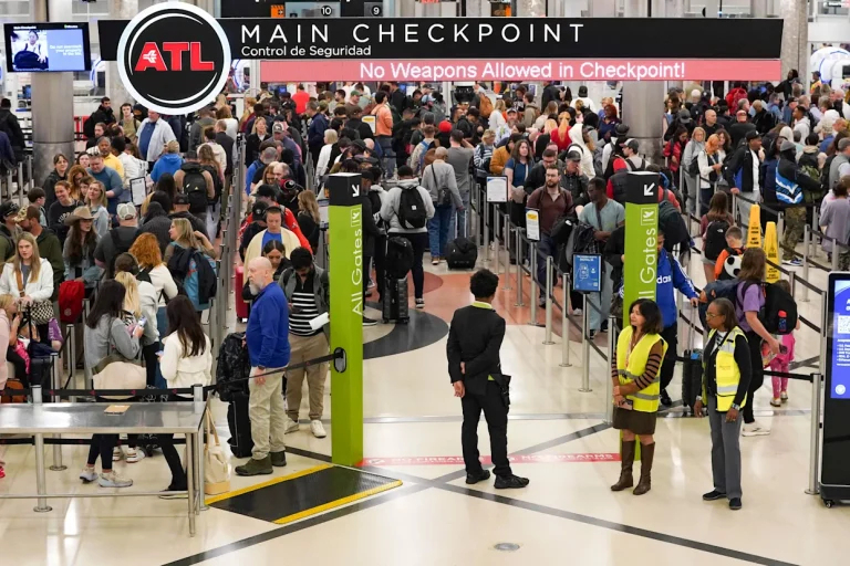 Caos en los aeropuertos de Estados Unidos por poco personal de TSA