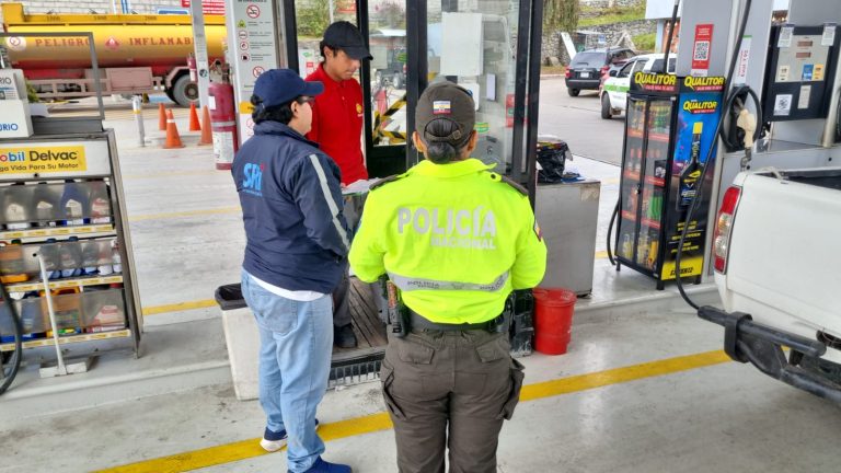 Fiscalización del SRI y Policía Nacional en gasolinera