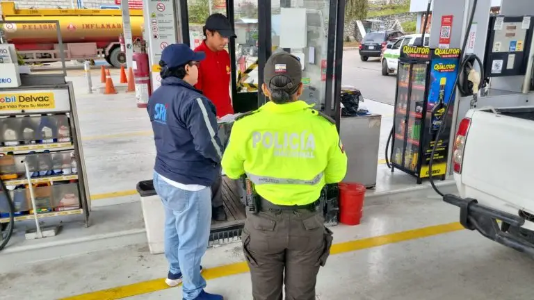 Fiscalización del SRI y Policía Nacional en gasolinera