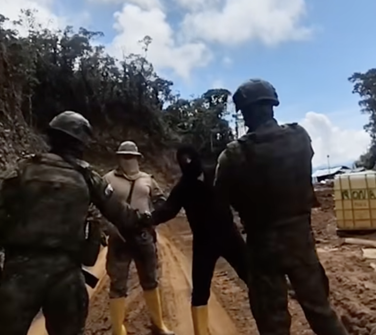 Militares ecuatorianos intervienen operaciones mineras en la frontera con Perú.