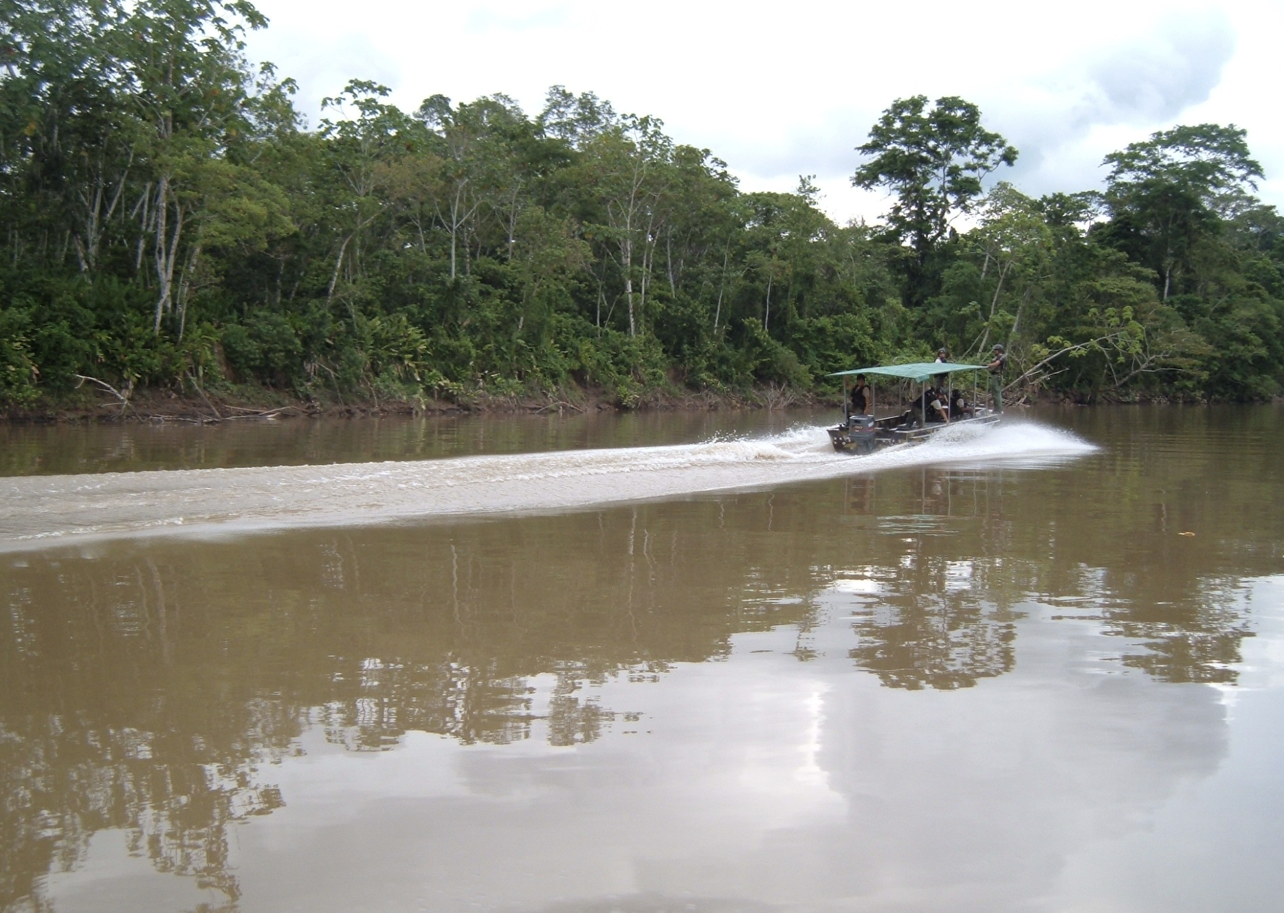 Militares desaparecidos tras hundimiento de embarcación en el río Santiago, en la Amazonía ecuatoriana