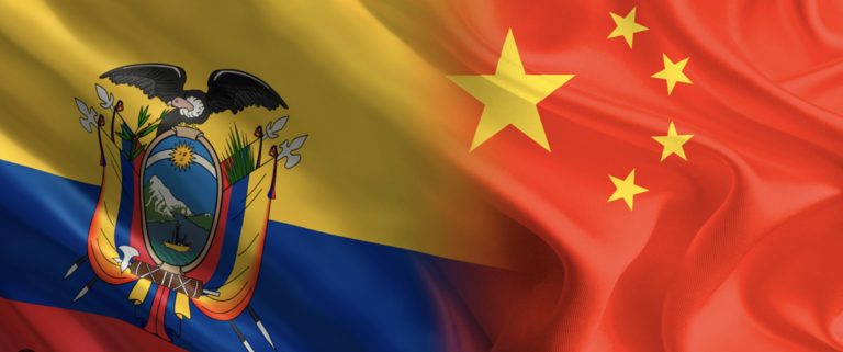 Bandera de Ecuador y de China. Foto tomada del Ministerio de Producción, Comercio Exterior e investigación.