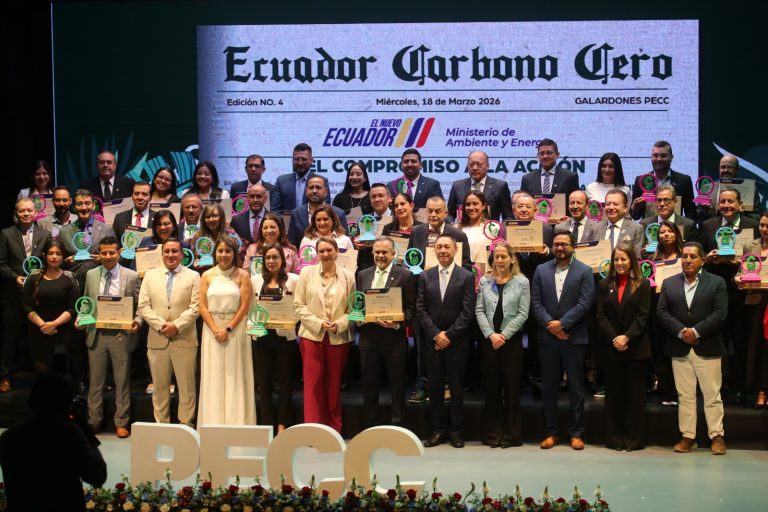 Programa Ecuador Carbono Cero reconociendo a más de 40 empresas e instituciones por la medición, reducción y neutralidad de su huella de carbono.