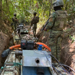Maquinaria de extracción de minería ilegal en Napo