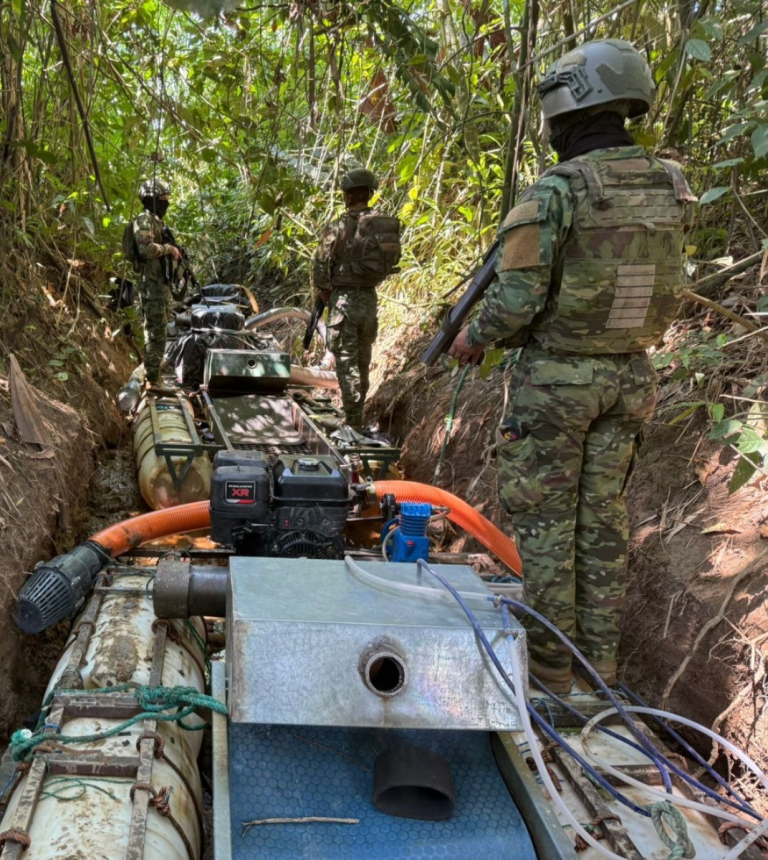 Maquinaria de extracción de minería ilegal en Napo