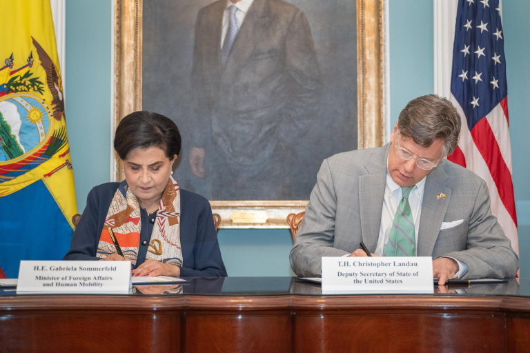 Gabriela Sommerfeld y Christopher Landau firman acuerdo entre Estados Unidos y Ecuador
