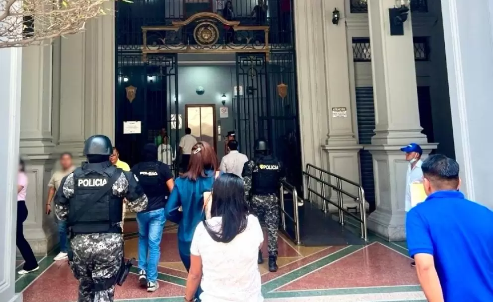 Allanamiento de la Fiscalía y la Policía en Municipio de Guayaquil.