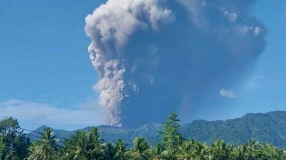 la erupción del volcán dukono en indonesia deja excursionistas muertos y desaparecidos