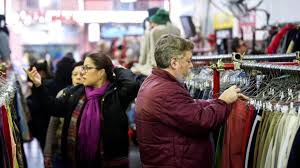 altos precios de la ropa en argentina empujan a los consumidores a comprar en el extranjero