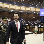 Niels Olsen saliendo del Palacio Legislativo tras presentar su renuncia