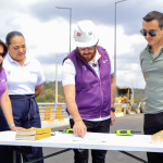 En una jornada enfocada en la reactivación vial de la provincia, el presidente de la República, Daniel Noboa, inspeccionó hoy de primera mano los trabajos de construcción del nuevo puente Quimís.