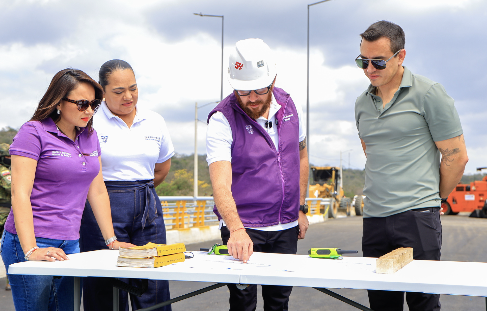 En una jornada enfocada en la reactivación vial de la provincia, el presidente de la República, Daniel Noboa, inspeccionó hoy de primera mano los trabajos de construcción del nuevo puente Quimís.