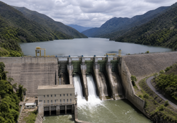 Imagen referencial de una central hidroeléctrica. El Ministerio de Ambiente y Energía aprobó la actualización ambiental del proyecto Hidrosofía, que incrementará su capacidad de generación de 61,5 MW a 90 MW sin ampliar su área de intervención.