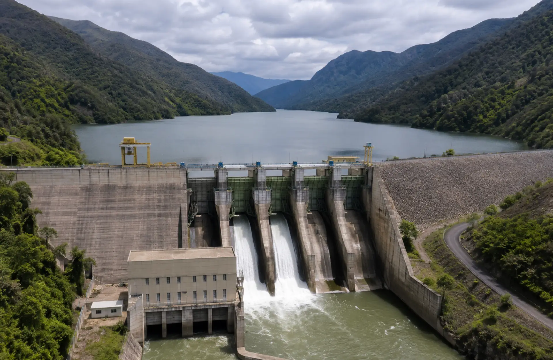 Imagen referencial de una central hidroeléctrica. El Ministerio de Ambiente y Energía aprobó la actualización ambiental del proyecto Hidrosofía, que incrementará su capacidad de generación de 61,5 MW a 90 MW sin ampliar su área de intervención.