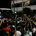 Hinchas mexicanos se concentraron durante la madrugada en los exteriores del hotel de concentración de la Selección de Ecuador, donde realizaron cánticos y tocaron instrumentos para intentar alterar el descanso de la Tri antes del duelo por los dieciseisavos de final del Mundial 2026.