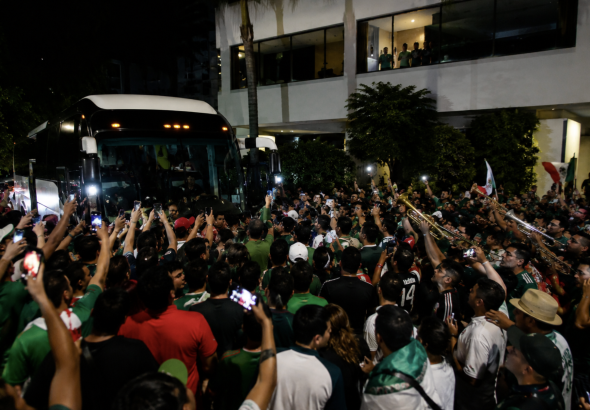 Hinchas mexicanos se concentraron durante la madrugada en los exteriores del hotel de concentración de la Selección de Ecuador, donde realizaron cánticos y tocaron instrumentos para intentar alterar el descanso de la Tri antes del duelo por los dieciseisavos de final del Mundial 2026.
