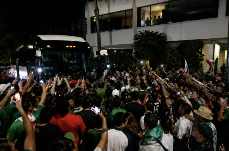 Hinchas mexicanos se concentraron durante la madrugada en los exteriores del hotel de concentración de la Selección de Ecuador, donde realizaron cánticos y tocaron instrumentos para intentar alterar el descanso de la Tri antes del duelo por los dieciseisavos de final del Mundial 2026.