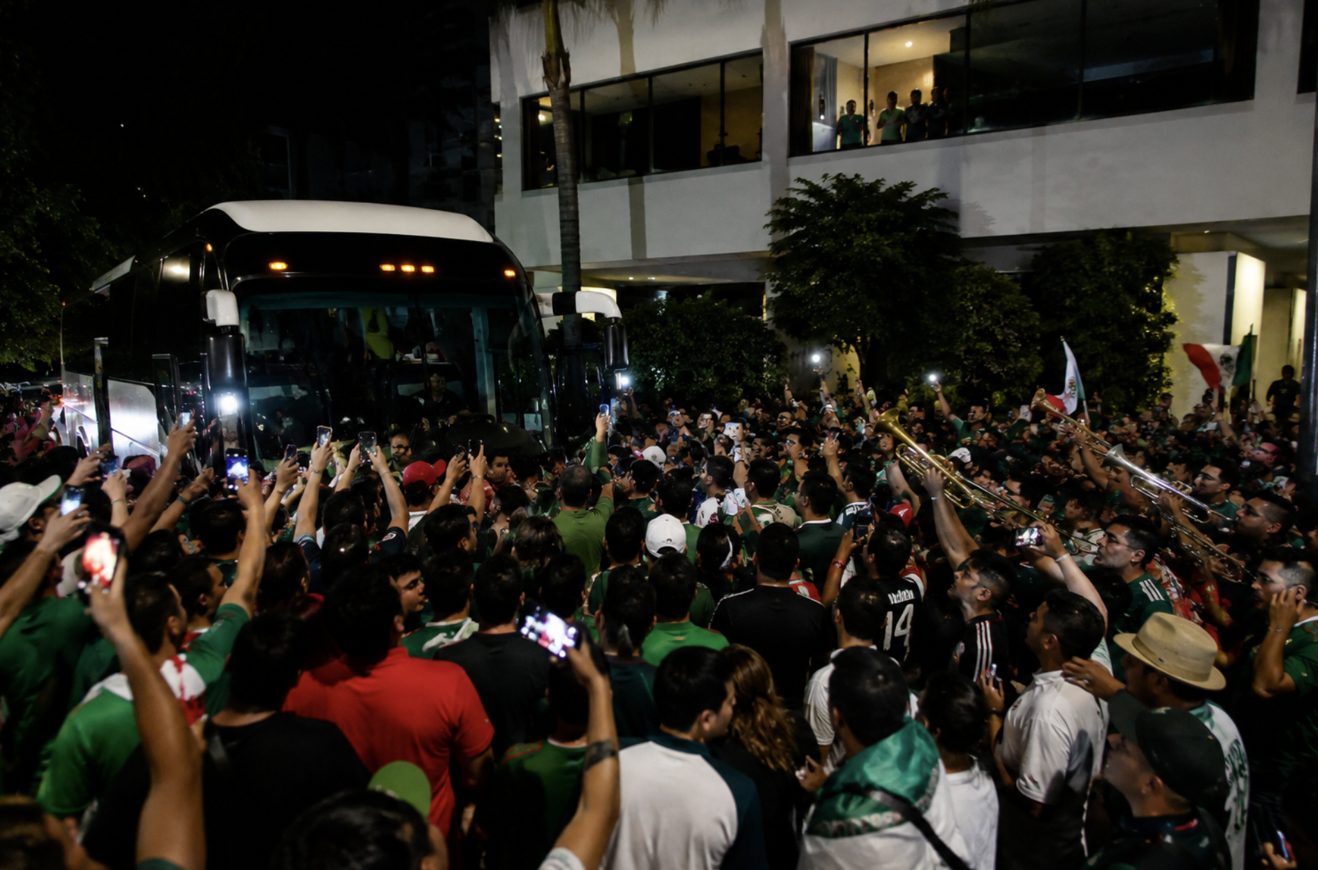 Hinchas mexicanos se concentraron durante la madrugada en los exteriores del hotel de concentración de la Selección de Ecuador, donde realizaron cánticos y tocaron instrumentos para intentar alterar el descanso de la Tri antes del duelo por los dieciseisavos de final del Mundial 2026.