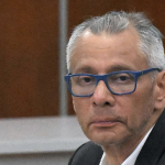 Jorge Glas llegando a una audiencia en la Corte Nacional de Justicia, una fotografía reciente y adecuada para una nota sobre su situación judicial.