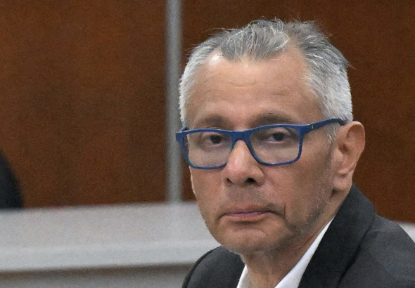Jorge Glas llegando a una audiencia en la Corte Nacional de Justicia, una fotografía reciente y adecuada para una nota sobre su situación judicial.