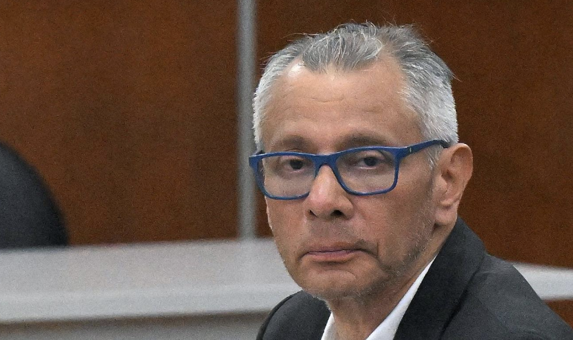 Jorge Glas llegando a una audiencia en la Corte Nacional de Justicia, una fotografía reciente y adecuada para una nota sobre su situación judicial.