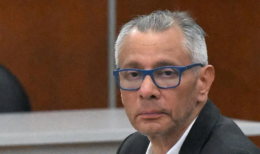 Jorge Glas llegando a una audiencia en la Corte Nacional de Justicia, una fotografía reciente y adecuada para una nota sobre su situación judicial.